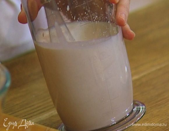 Сливки взбить венчиком в крепкую пену.