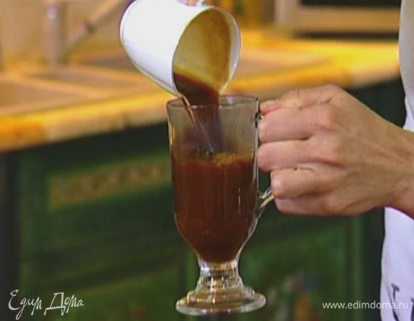 Сварить кофе эспрессо, перелить в бокал.