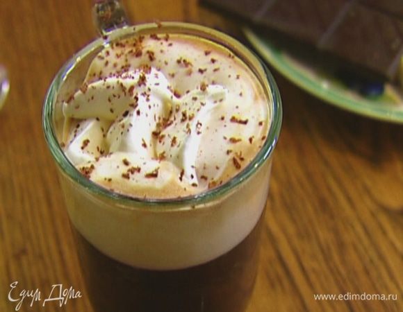 Украсить взбитыми сливками и натертым шоколадом.