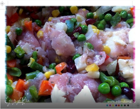 овощи разморозить. Смешать с фаршем. Добавить нарезанные кубиками плавленные сырки (можно взять 1 упаковку сыра типа Виола:), добавить 1 чуть взбитое яйцо. Соль, перец, травы -по вкусу