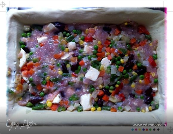 Выложить полученную смесь на нижний слой теста. Края теста завернуть во внутрь