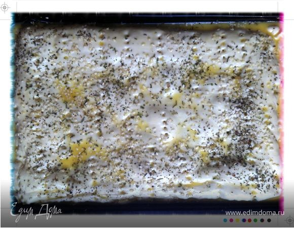 Сверху накрыть второй частью теста. Защипнуть края. В пироге вилкой сделать дырочки насквозь 