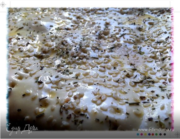 1 яйцо взбить, промазать верх пирога. Посыпать травами и кунжутом.