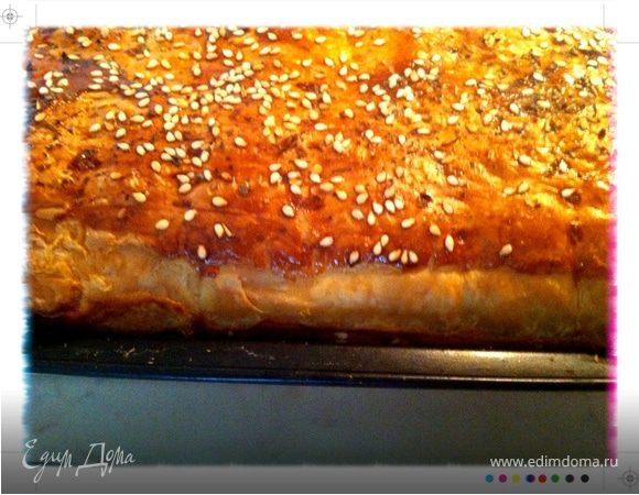 Предварительно разогреть духовку до 200С. Умешьнить мощность до 180С. Поставить пирог на 30 минут (или до золотисто-коричневой корочки) в духовку.