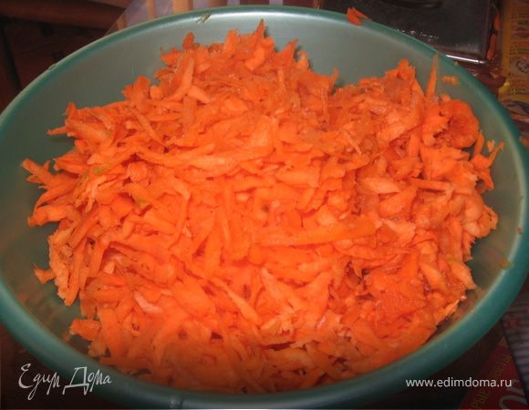 Морковь натереть на крупной терке