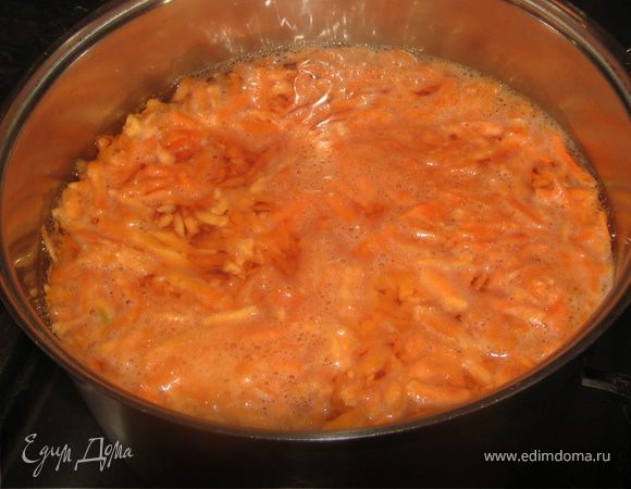 В кипящую воду бросить морковь, подождать пока снова закипит