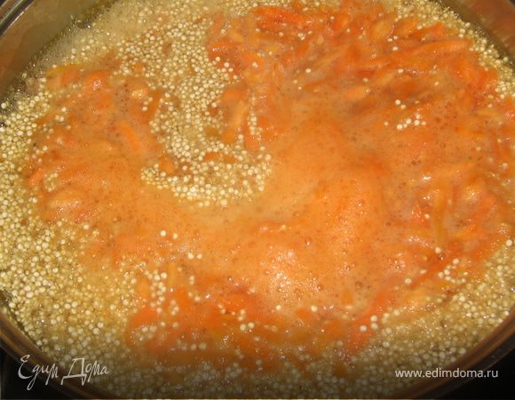 Затем положить в кастрюлю киноа и снова подождать до кипения, перемешать накрыть крышкой  и на маленьком огне варить 15 минут