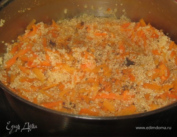 Готовую киноа посолить , поперчить, посыпать базиликом и заправить маслом.