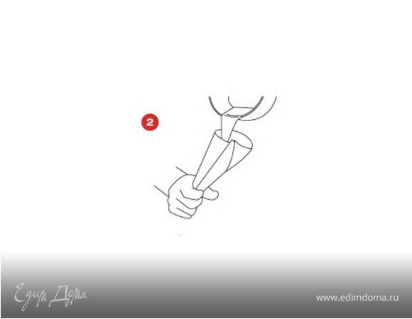 Выстелить противень листом кулинарной бумаги SAGA. Взять другой лист бумаги, свернуть в шприц и заполнить подготовленной массой. Отрезать кончик шприца и выдавливать массу на противень чтобы получилось четное число дисков диаметром 3 см. 