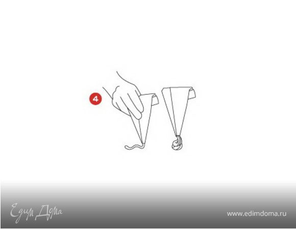 На половину меренг нанести джем, ягоды или взбитые сливки, а сверху поместить вторую половину меренг. 