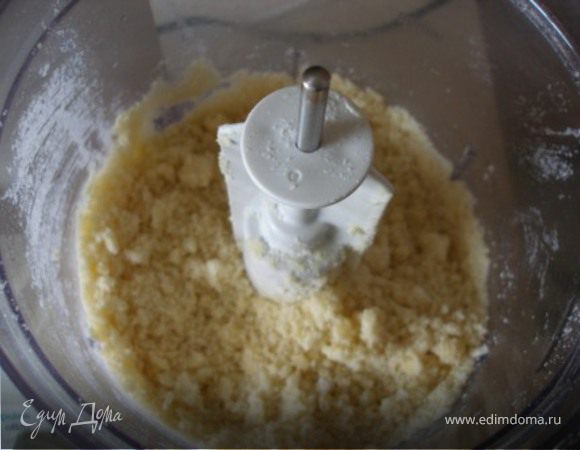 Все ингредиенты для нижнего слоя смешиваем, масса получается довольно сухая, "в крошки". 