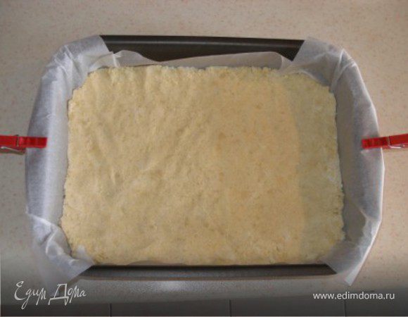 Выкладываем тесто в форму, прижимая руками. Форму предварительно застелить пергаментом. На 30 мин тесто ставим в морозильник, после чего сразу на 20 мин в духовку (при 180С). 