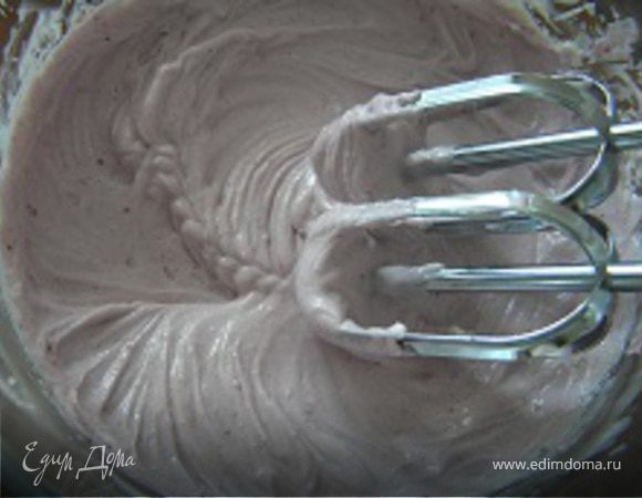 Приготовить черничный крем из моего рецепта http://www.edimdoma.ru/recipes/24174 Затем проделать в основании заварных шариков небольшое отверстие и с помощью кондитерского шприца наполнить кремом (примерно используется чуть больше 1/3 от порции крема).