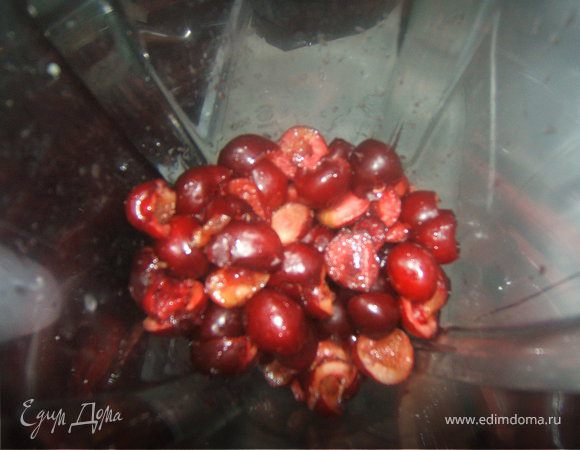 Черешню помыть, обсушить, удалить косточки, 