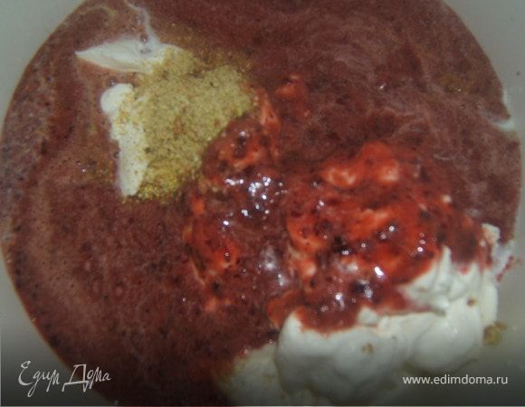 Смешать приготовленное черешневое пюре со сливками, фисташками и сахаром