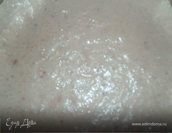 Растворенный желатин влить тонкой струйкой в крем и перемешать