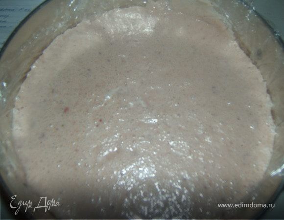 Бока и дно формы выстелить пищевой пленкой и вылить суфле, охлаждать в холодильнике на верхней полке 2 часа