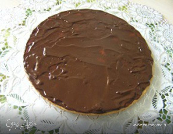 Собираем торт. Корж из песочного теста выложить на блюдо, смазать ганашем (примерно половиной порции). 
