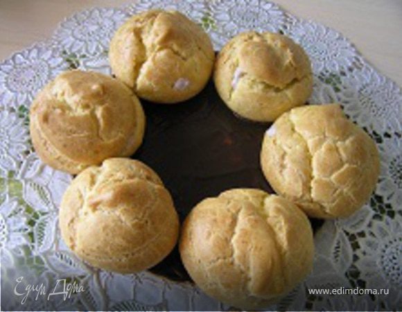 Разместить кольцом 9-12 заварных шариков с кремом. А у меня только 6 :( 