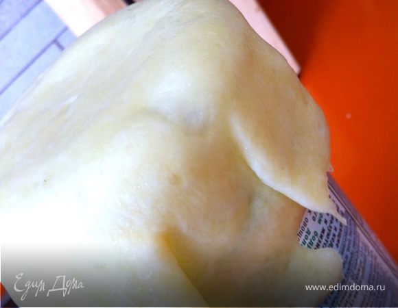 Натереть сыр. На 1 корзиночку примерно 40 грамм сыро ушло. Выложить на сковородку и расплавить до состояния блинчика. Немного поджарить и дать остыть минут 5, затем снять и перенсти на любую форму, чтобы он застыл в форме корзиночки