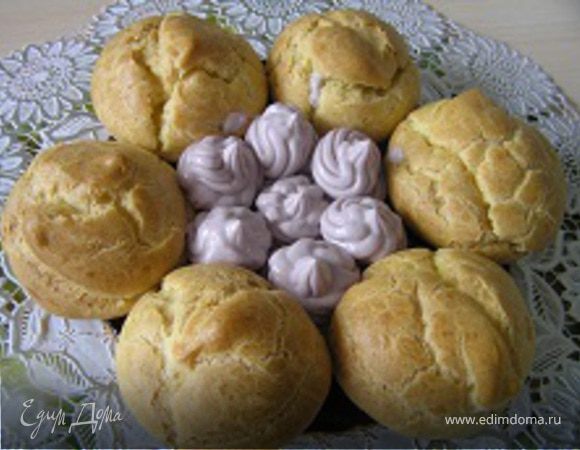 Образовавшееся кольцо из профитролей наполнить кремом.