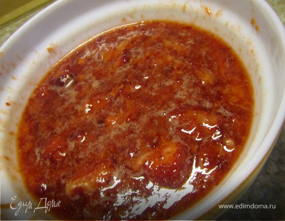 Клубнику помыть очистить от листиков.
Добавить сахар.
Непного подавить.