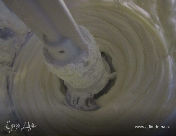 Сливки взбить в бледнере, добавить творог, взбить.