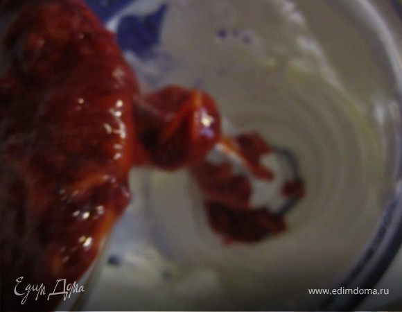 Добавить 1\4 часть клубничного пюре.
Взбить.