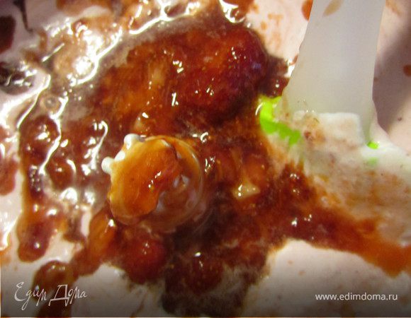 Добавляем оставшуюся клубнику, аккуратно перемешиваем лопаткой.