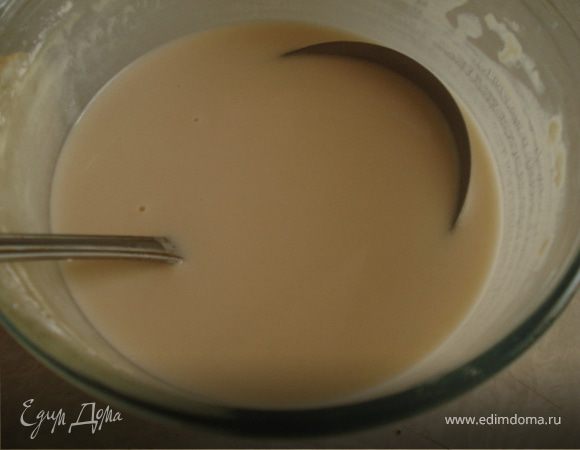 Яйца взбить, добавить соль. Взбивать, добавить воду и кефир. Снова взбить.