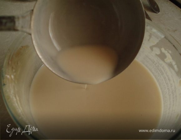 Муку соединить с содой и добавлять по ложке, постоянно взбивая. Добавить сахар и взбивать до полного растворения сахара. Дать отдохнуть тесту 5 минут.