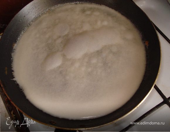 Добавить масло, перемашать и выпекать блинчики.