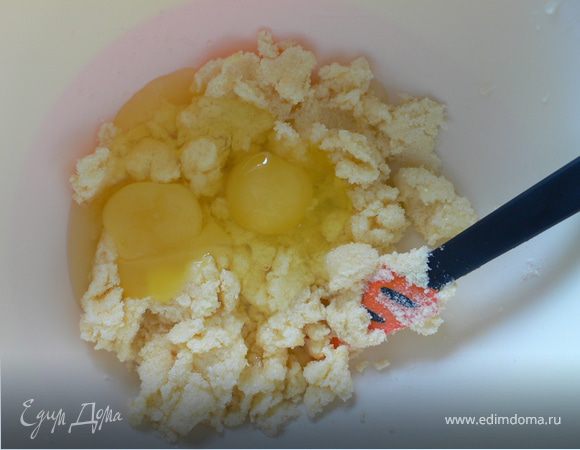 Добавить 2 яйца и перемешать