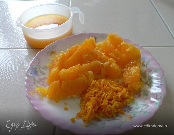 Выжать сок апельсина, натереть на тёрке цедру и отделить дольки от плёнки