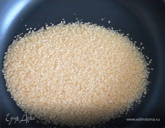 Выложить в сковороду 4ст.л сахара