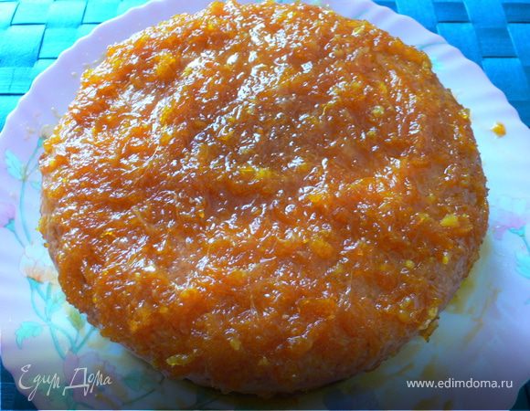 Глазурь вылить на пирог в горячем виде