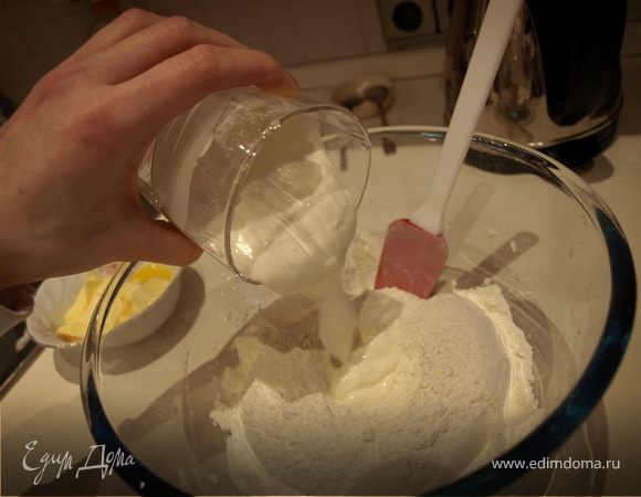 Смешать муку, соду, сметану, сахар, предварительно размягченное масло и замесить тесто.