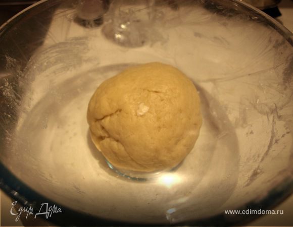 Скатать его в шар и положить в холодильник на 30 минут.