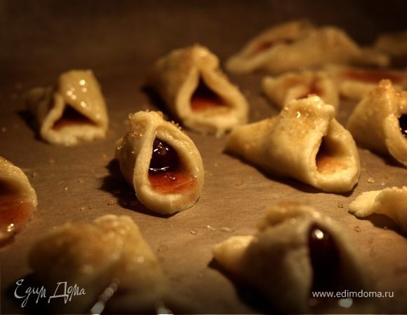 Раскатать тесто в пласт толщиной 0,5 см, нарезать квадратиками. В центр каждого положить по кусочку мармелада или джема, свернуть конвертиком. Смазать яйцом (иначе расползутся, как только поставите их в духовку) и выпекать при 200С 7-10 мин. до готовности. 
