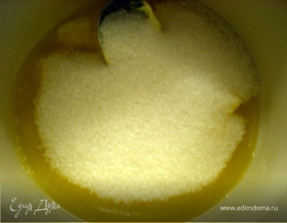 Смешать растопленное масло с сахаром.Взбить.