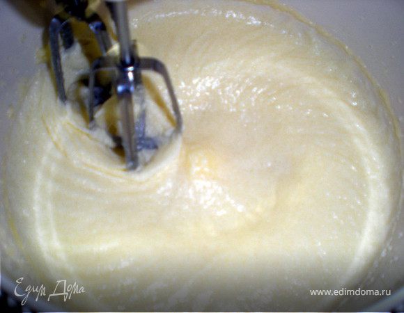 не прекращая взбивать добавить по очереди яйца.