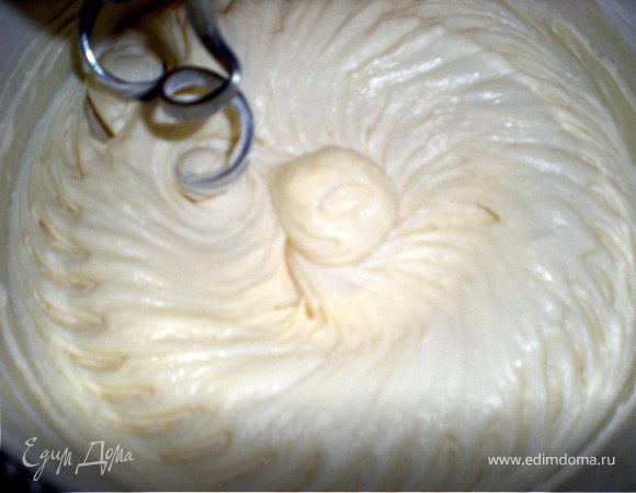 Всыпать стакан муки и соду гашеную лимонным соком.Продолжаем взбивать до однородности.Обратите внимание,как красиво взбилось)))