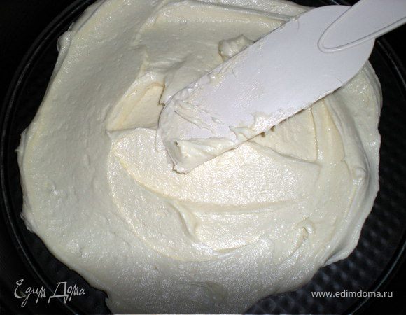 Из этой массы выпекаем бисквиты.В рецепте советуют испечь 4 штуки,у меня хватило на 3,или можно два прямоугольных,чтобы уж совсем было подобно оригиналу.