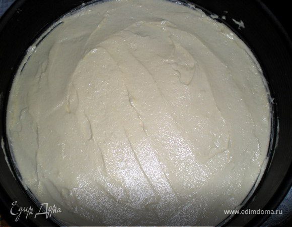 Выкладываем в форму тесто и выравниваем поверхность лопаткой.