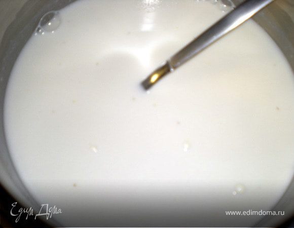 Варим крем:
Из молока и манки варим густую кашу.Я в холодное молоко тонкой струйкой засыпаю манку и постоянно мешаю.Мешать до готовности.Стараться чтобы не было комков.