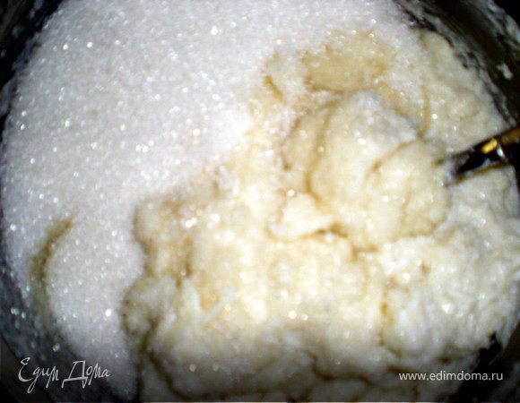 Кашу остудить.Начинаем взбивать миксером,постепенно добавляя масло и сахар и цедру.