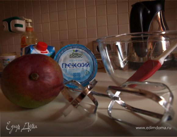 Разогреть духовку до 180С (160С - конвекция). Смазать маслом и постелить бумагу для выпечки в 2 глубокие формы.