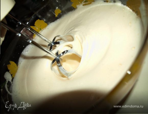 В термостойкой миске растереть миксером яйца и мелкий сахар. Взбить на водяной бане в крепкуб пену. Убрать миску с огня и продолжать взбивать, пока смесь не остынет.
