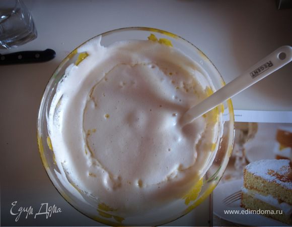 Остывшее масло налить по краю, оставляя осадок в сотейнике. Легкими движениями перемешать до однородной массы., постепенно добавляя оставшуюся муку.