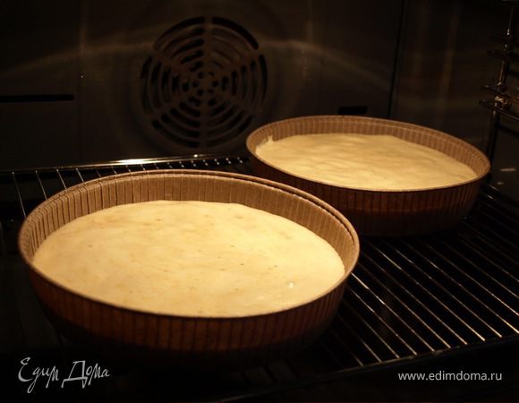 Выложить тесто в формы и запекать 25-30 минут, пока коржи не поднимутся и не начнут пружинить.